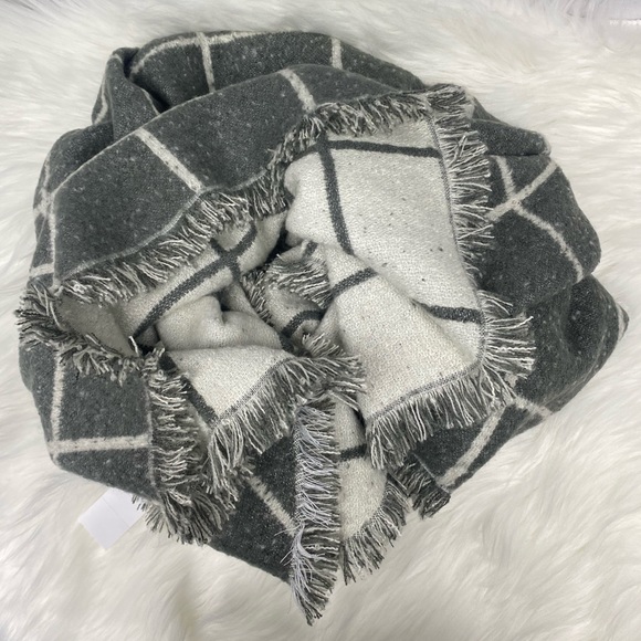 NWT Ann Taylor Gray and White Double Sided, Reversible Pattern Wrap/Scarf - Picture 4 of 9